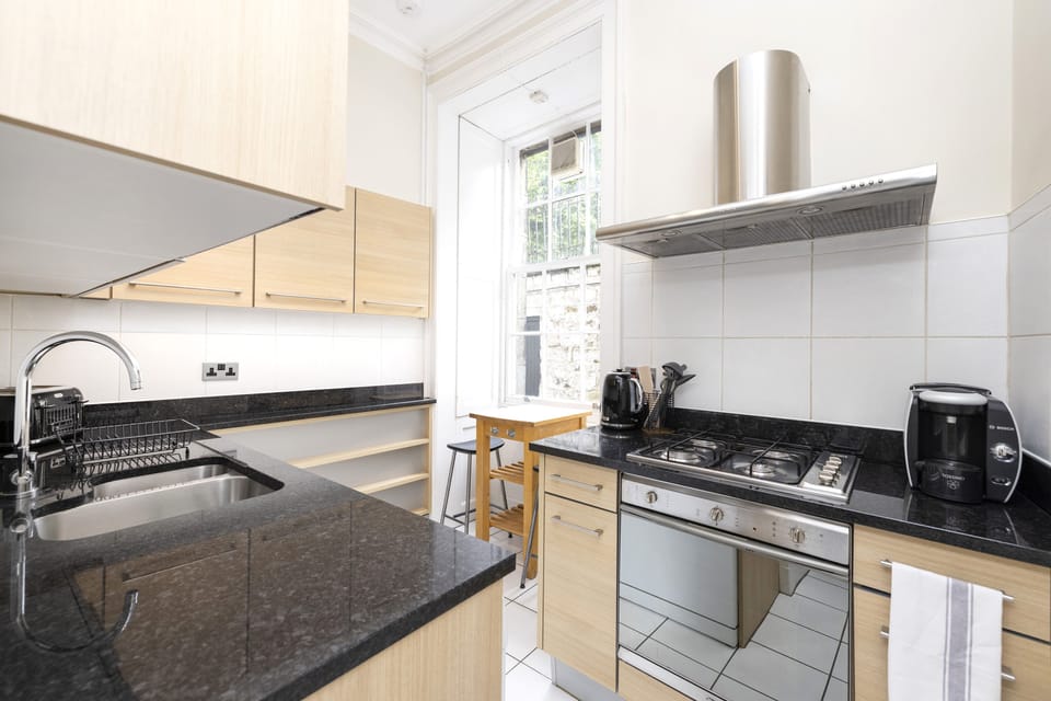 Apartment, 1 Bedroom, Patio | Private kitchen | Fridge, microwave, oven, stovetop
