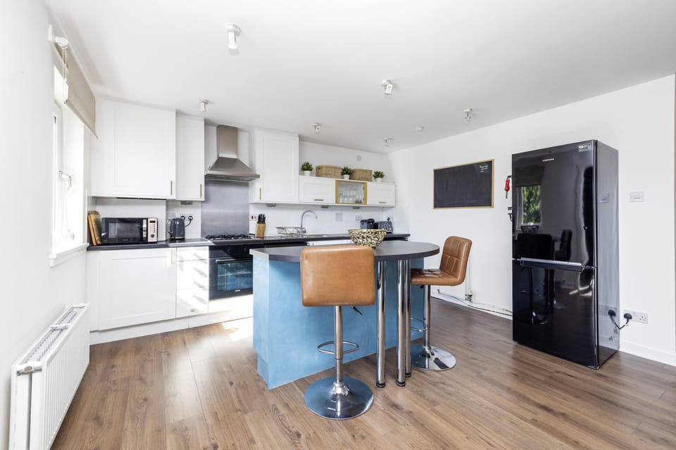 Apartment, 2 Bedrooms | Private kitchen | Fridge, microwave, oven, stovetop