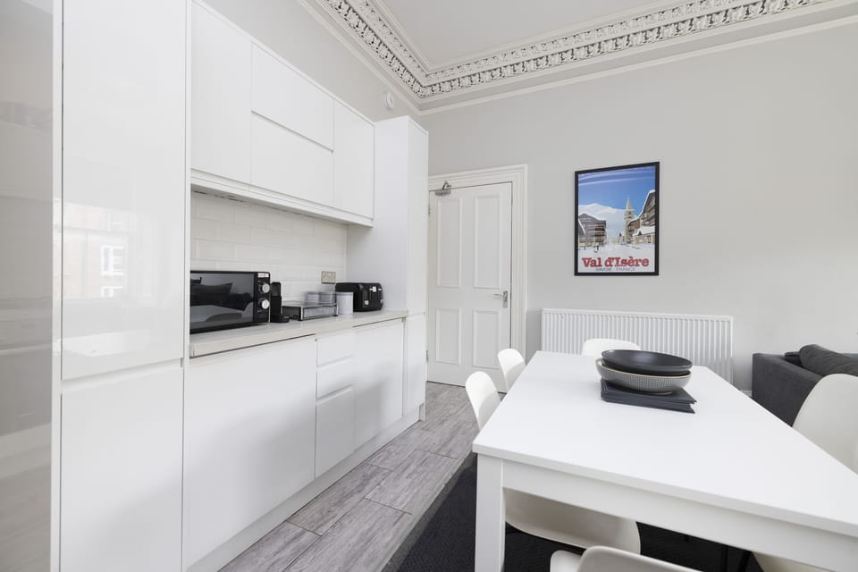 Apartment, 4 Bedrooms | Private kitchen | Fridge, microwave, oven, stovetop