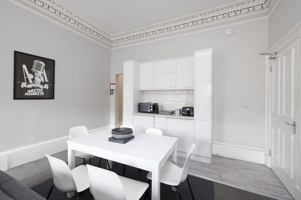 Apartment, 4 Bedrooms | In-room dining