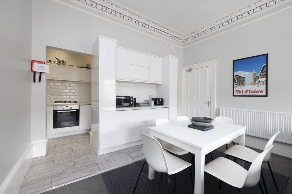 Apartment, 4 Bedrooms | In-room dining