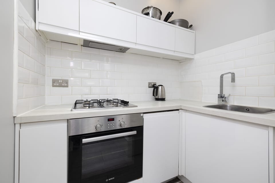 Apartment, 4 Bedrooms | Private kitchen | Fridge, microwave, oven, stovetop