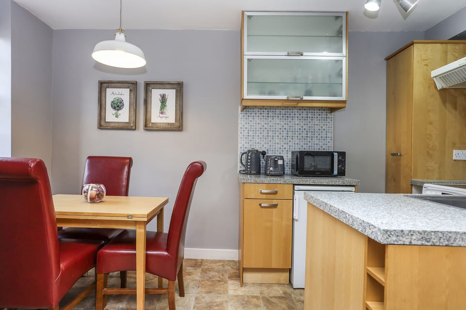 Apartment, 1 Bedroom | Private kitchen | Fridge, microwave, oven, stovetop