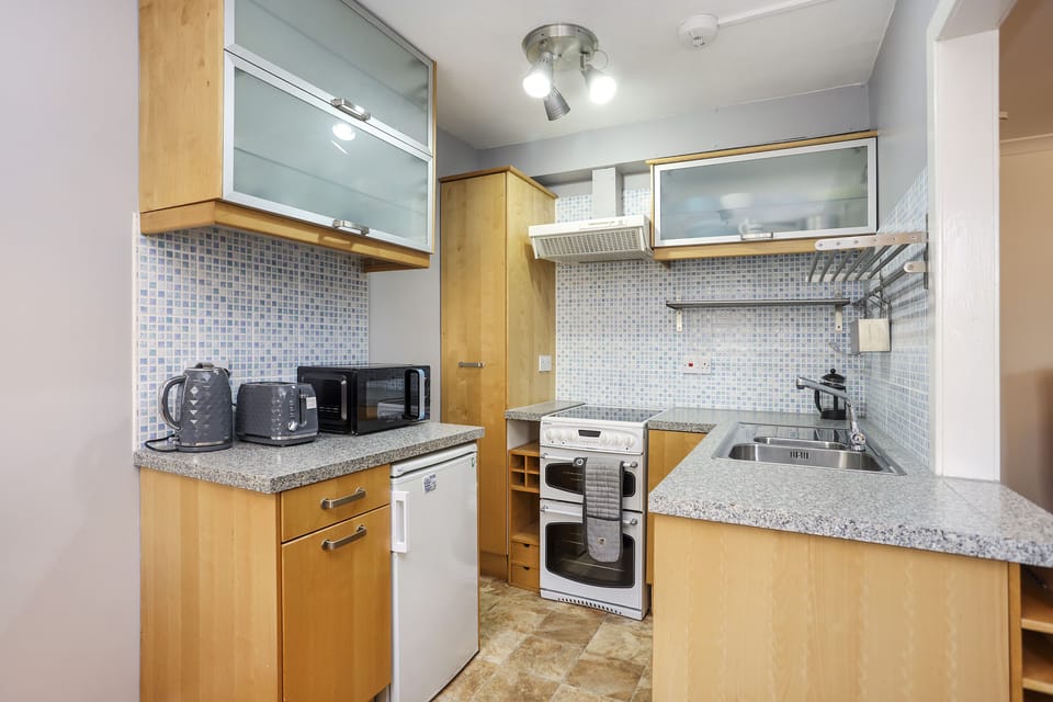 Apartment, 1 Bedroom | Private kitchen | Fridge, microwave, oven, stovetop