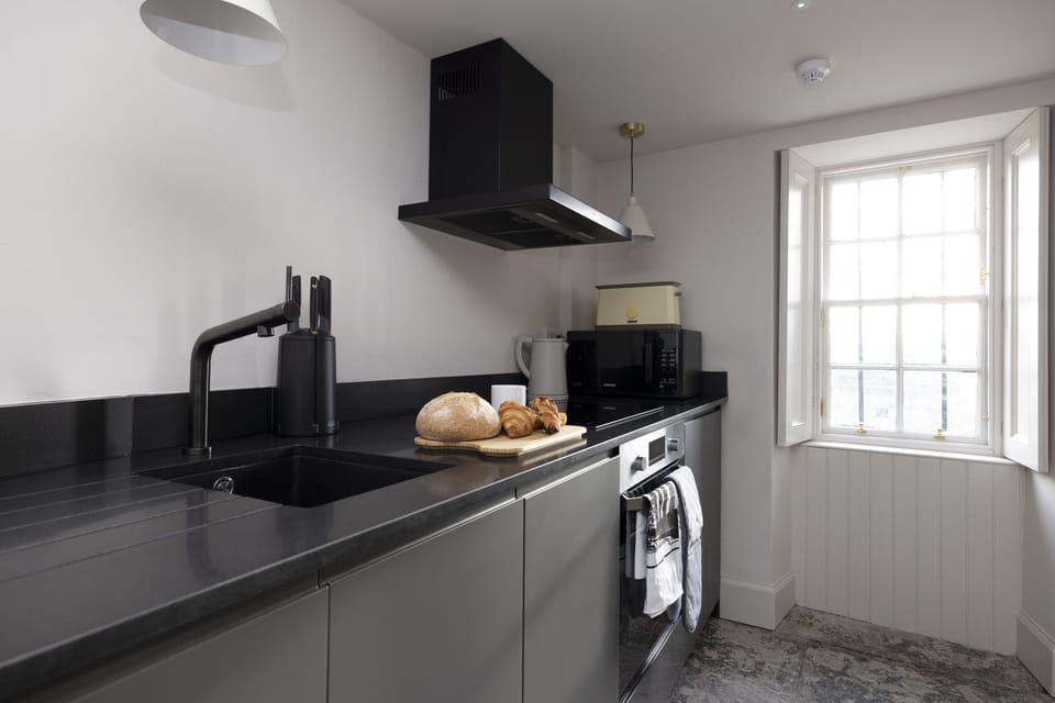 Apartment, 1 Bedroom | Private kitchen | Fridge, microwave, oven, stovetop