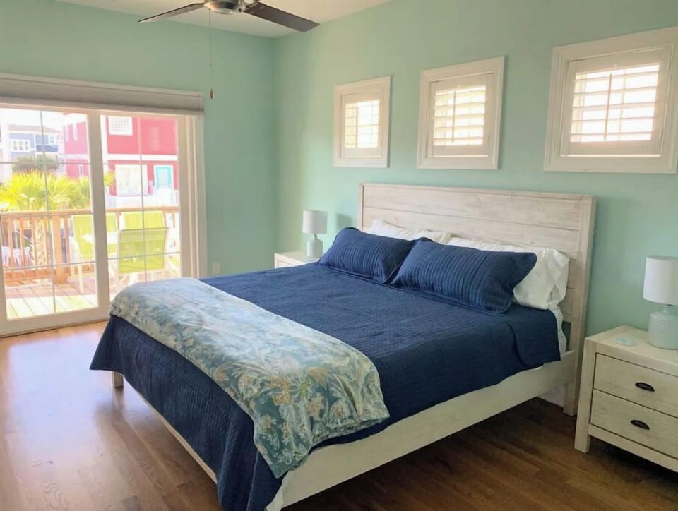 Main bedroom with King bed, smart TV mounted on the wall, walk-in closet, etc.