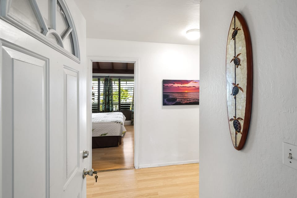 Kona Surf House tropical decor as you enter/exit the foyer