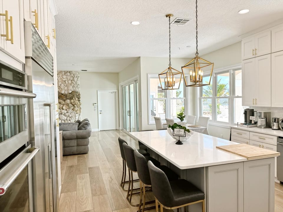 Stunning designer kitchen with top notch appliances. Kitchen Island sits 6