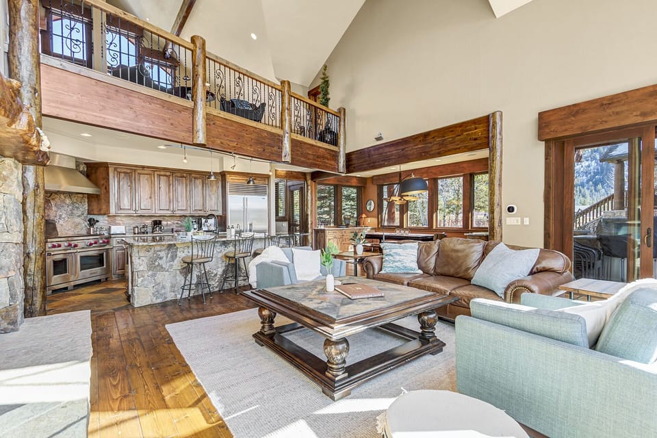Gather-Ready Great Room — Oversized seating and a welcoming layout—perfect for group hangs or quiet evenings by the fire. 🔥🛋️
