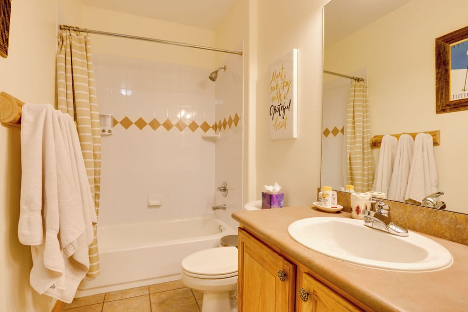 Full Bathroom | Complimentary Toiletries