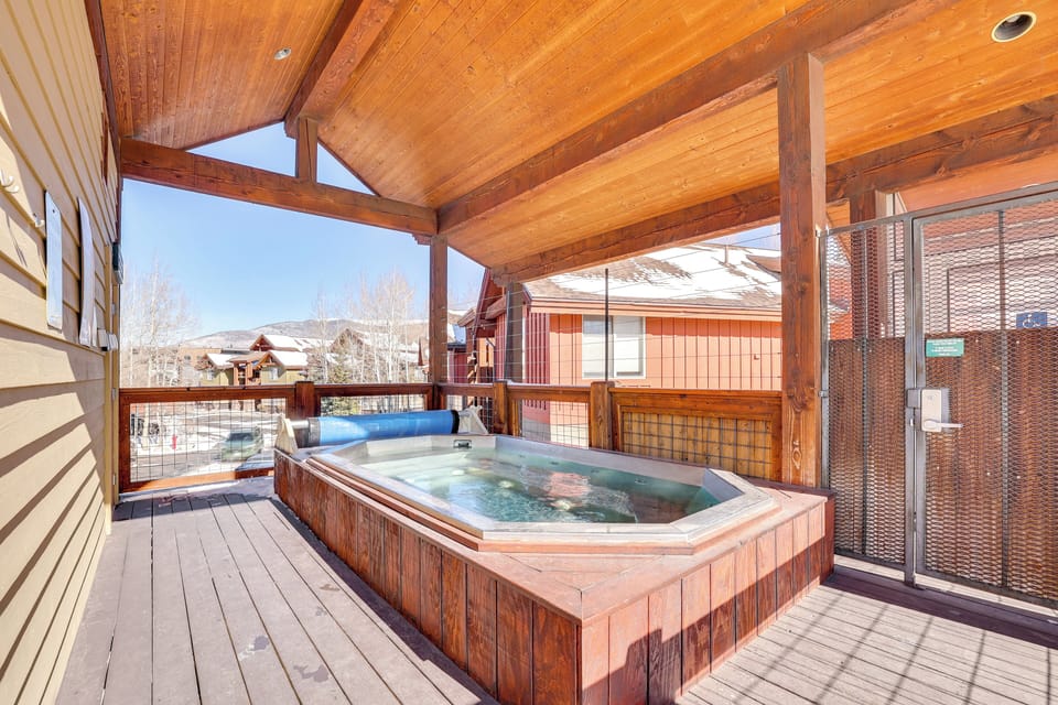 The Retreat On The Blue | Community Amenities | Hot Tub