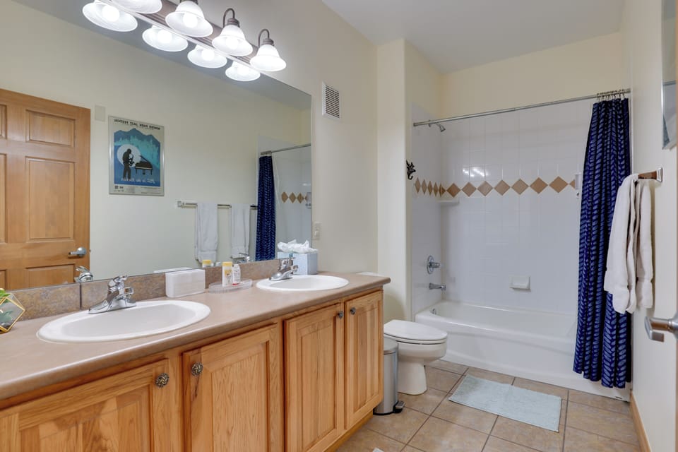 Full Bathroom | Towels Provided