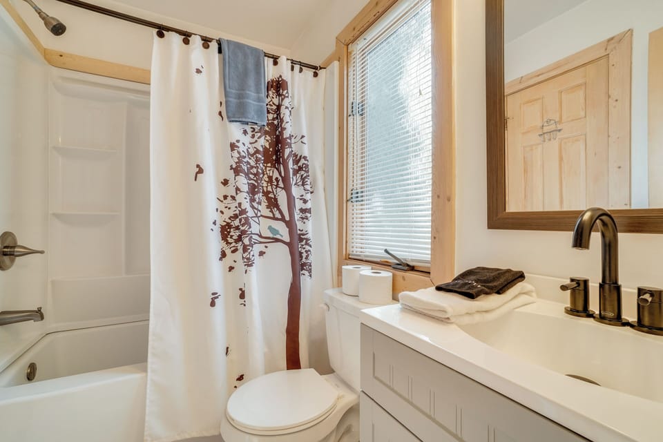 En-Suite Bathroom | Towels Provided | Complimentary Toiletries