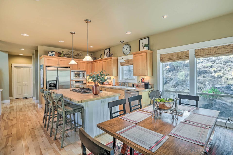 Dining Area | Dishware/Flatware Provided