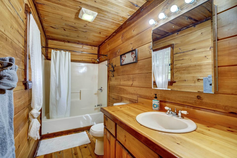 Full Bathroom | Towels Provided | Complimentary Toiletries