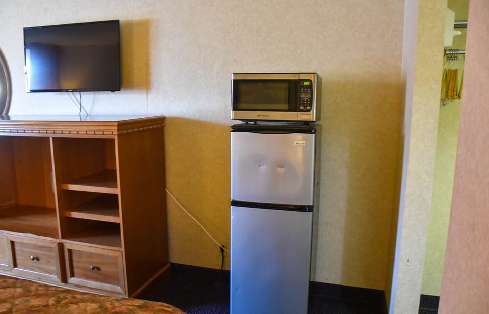 Standard Room, 1 King Bed, Smoking | Private kitchen | Fridge, microwave