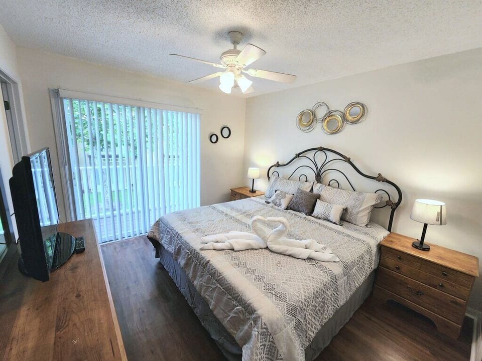 Master KING bedroom, TV, celing fan