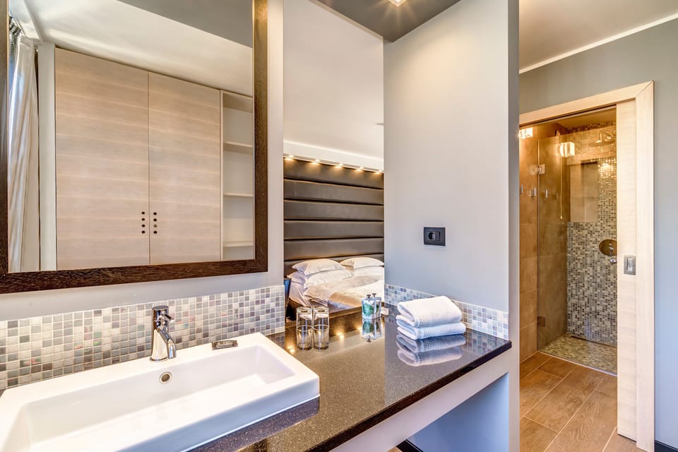 Shower, rainfall showerhead, free toiletries, hair dryer
