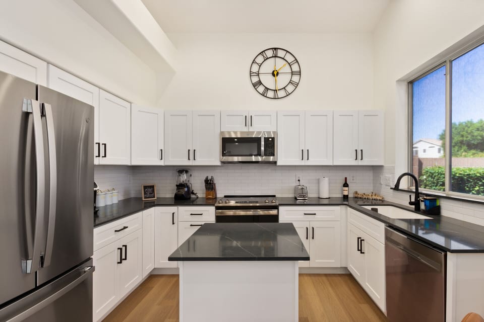 All new modern kitchen!

Fully stocked with pots, pans, cooking utensils, etc.