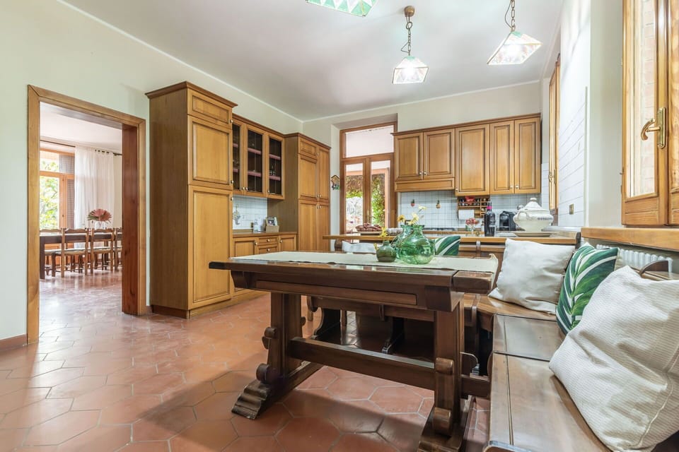 Table, Furniture, Building, Wood, Cabinetry, Interior Design, Living Room, Chair, House, Countertop