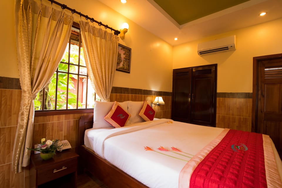 Minibar, desk, free WiFi, bed sheets