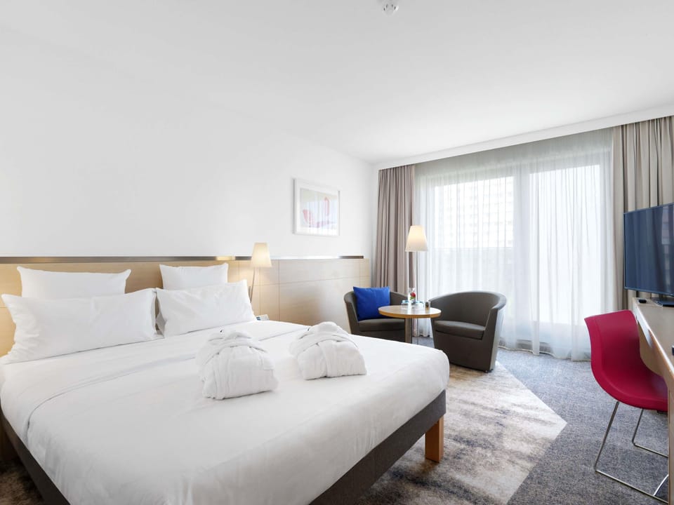 Double Room, 1 Double Bed (Privilege) | Hypo-allergenic bedding, minibar, in-room safe, desk