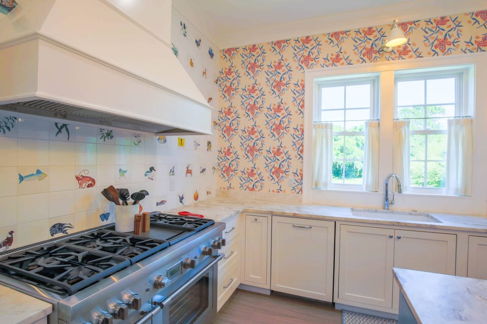 There's plenty of room in the kitchen for you to prepare & enjoy your family's meals.