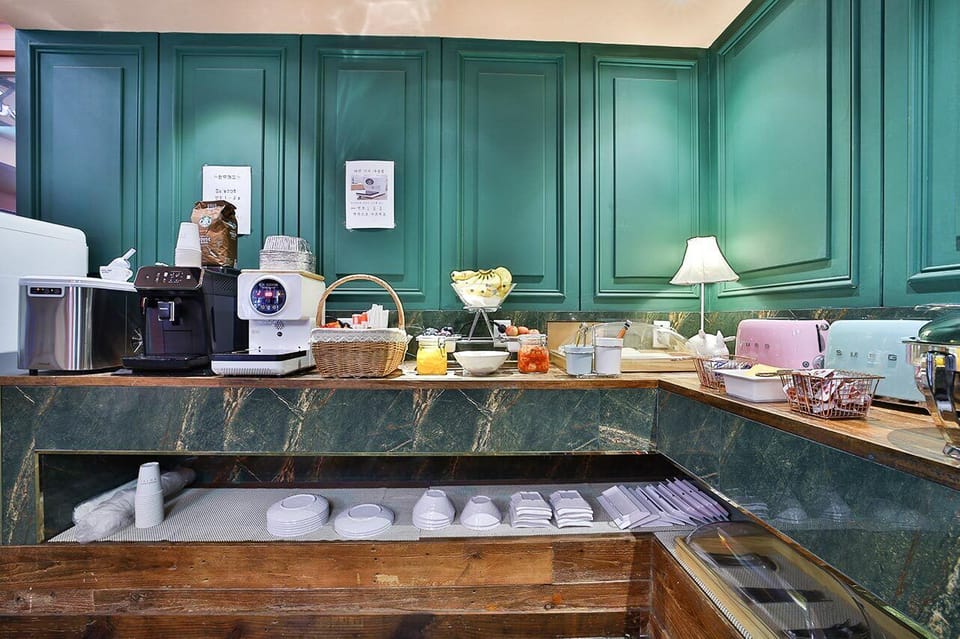 Deluxe Breakfast PKG | Individually decorated, individually furnished, free WiFi, bed sheets