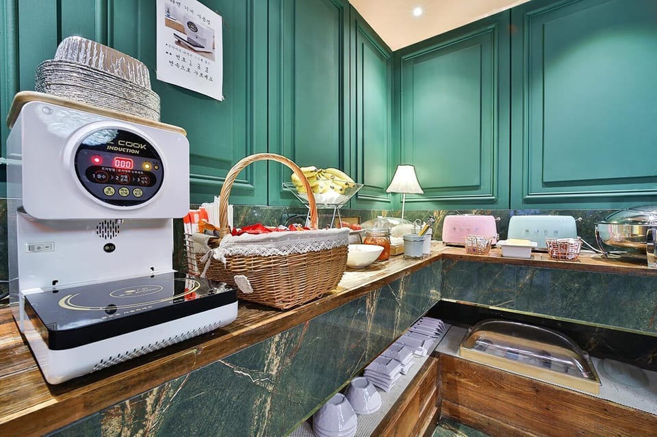 Deluxe Breakfast PKG | Individually decorated, individually furnished, free WiFi, bed sheets