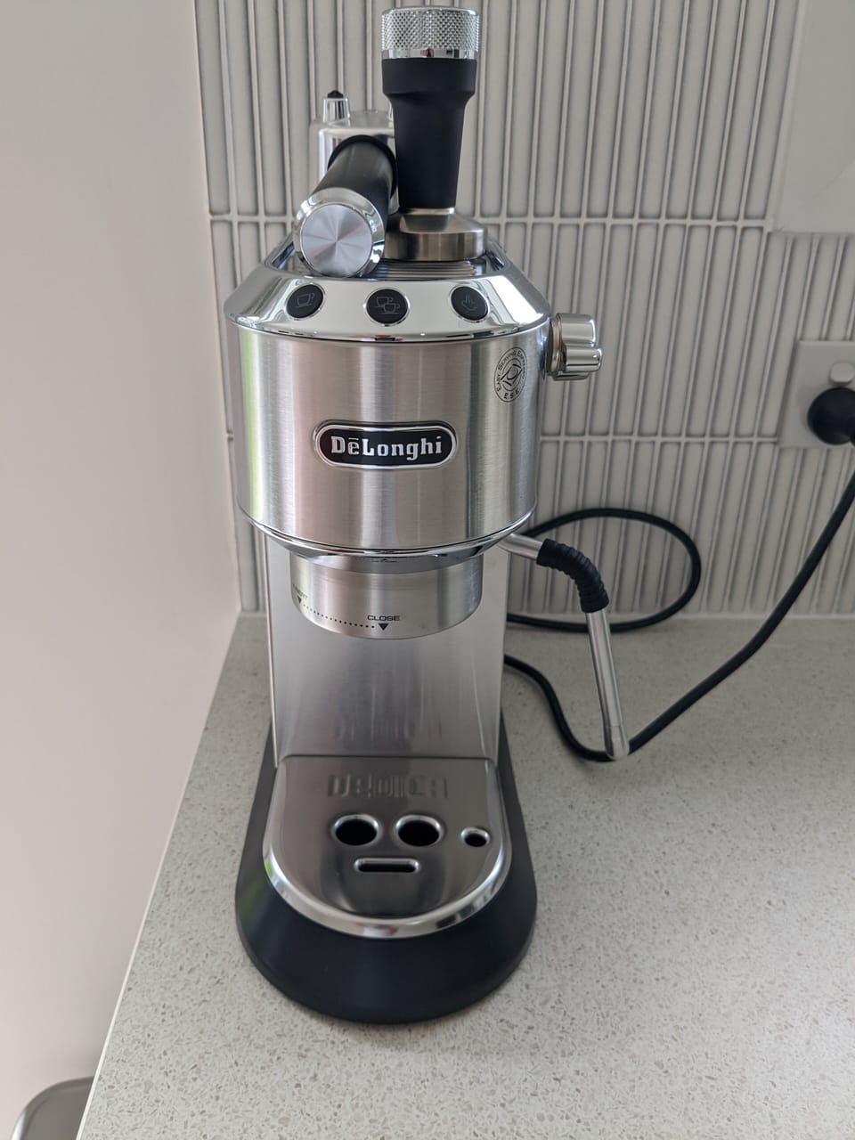 De-Longhie coffee machine, fresh milk and freshly grinded coffee beans supplied.