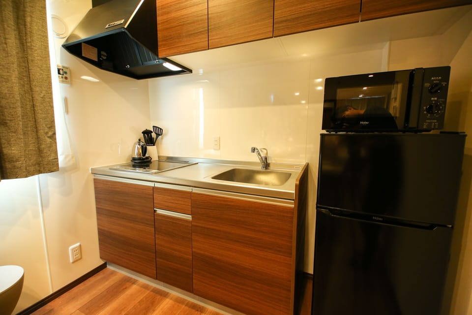 Fridge, microwave, stovetop, cookware/dishes/utensils