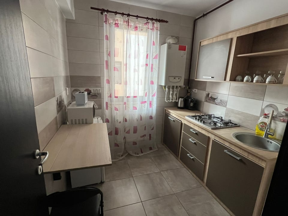 Business Apartment | Private kitchen | Full-size fridge, microwave, oven, coffee/tea maker