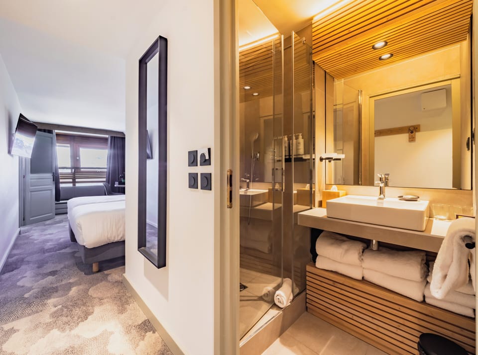 Family Suite | Bathroom | Free toiletries, hair dryer, bathrobes, slippers