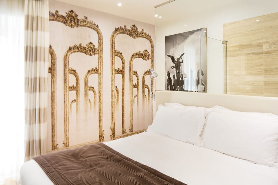 In-room safe, soundproofing, free WiFi, bed sheets