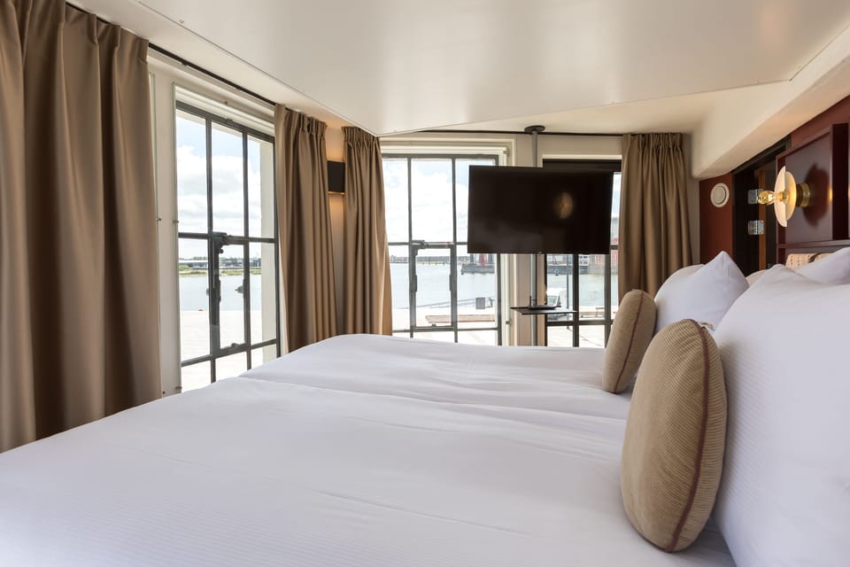 Suite 4P - no pets allowed | In-room safe, soundproofing, free WiFi, bed sheets
