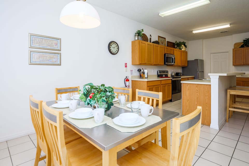 Breakfast Table / Kitchen Nook