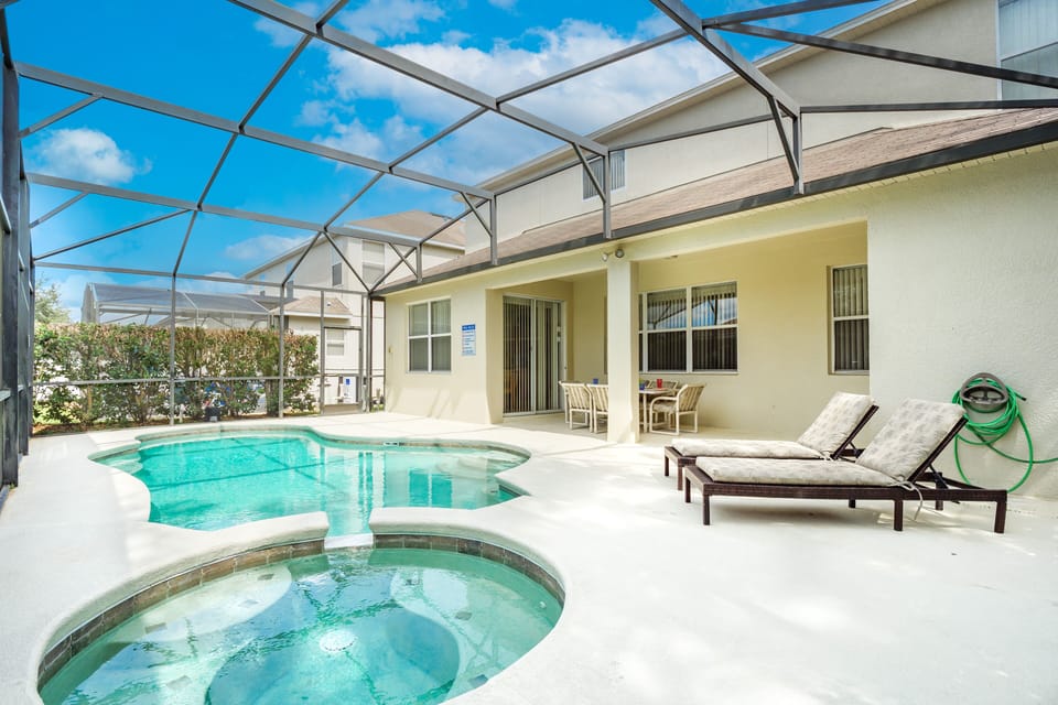 Spacious Pool deck