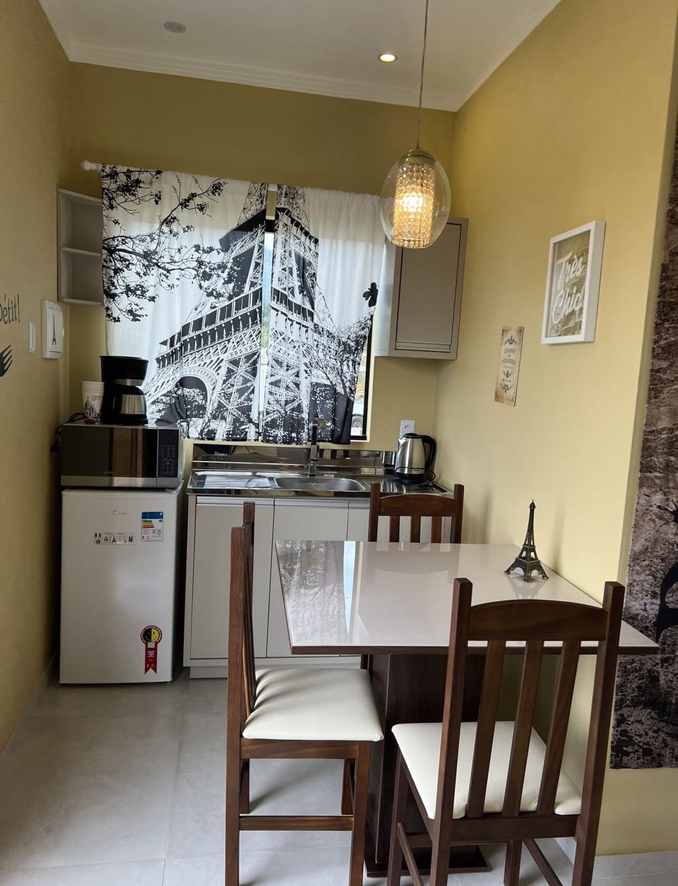 Romantic Chalet | Private kitchen | Mini-fridge, microwave, stovetop, coffee/tea maker