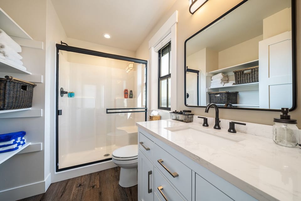 Queen Ensuite Bath