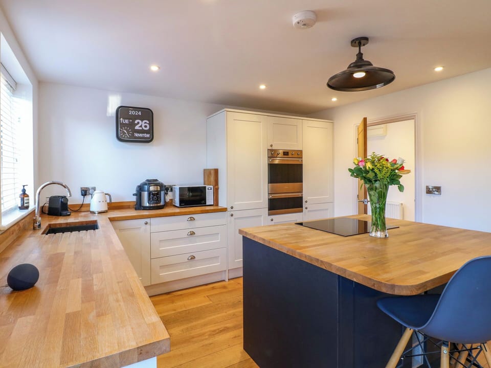 Cottage | Private kitchen | Fridge, dishwasher, electric kettle, toaster