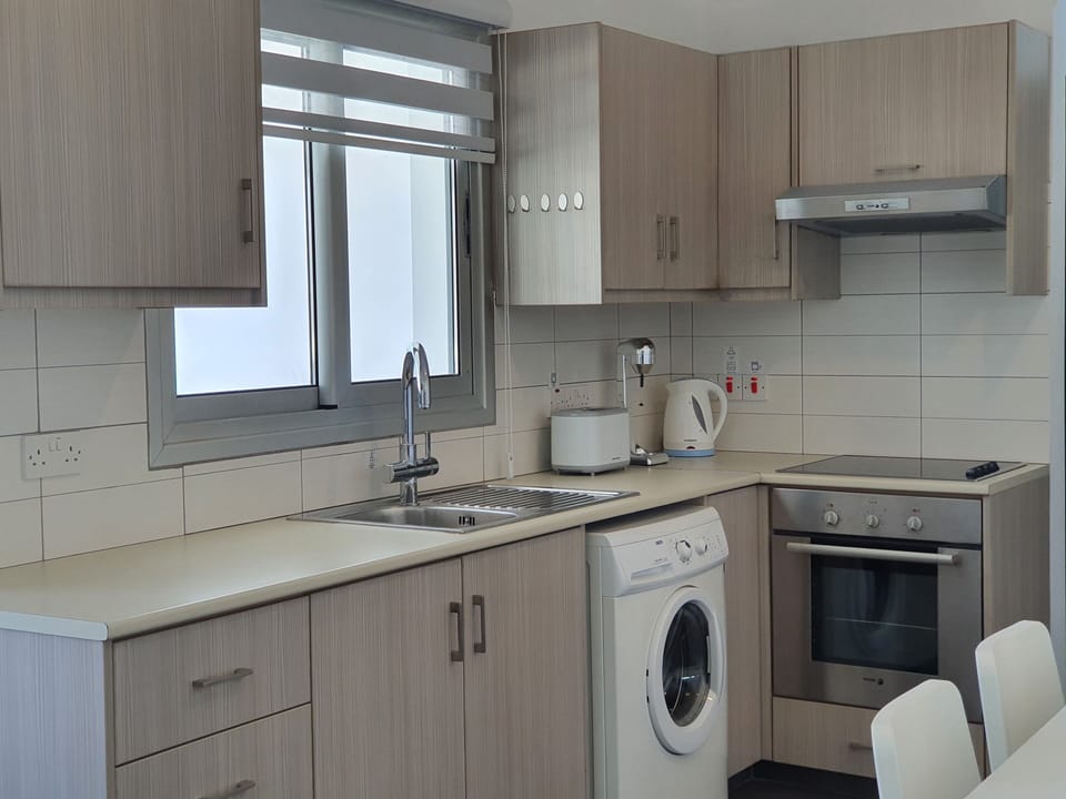 City Apartment | Private kitchen | Full-size fridge, microwave, oven, stovetop