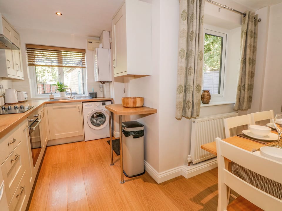 Cottage | Private kitchen | Fridge, electric kettle, cookware/dishes/utensils