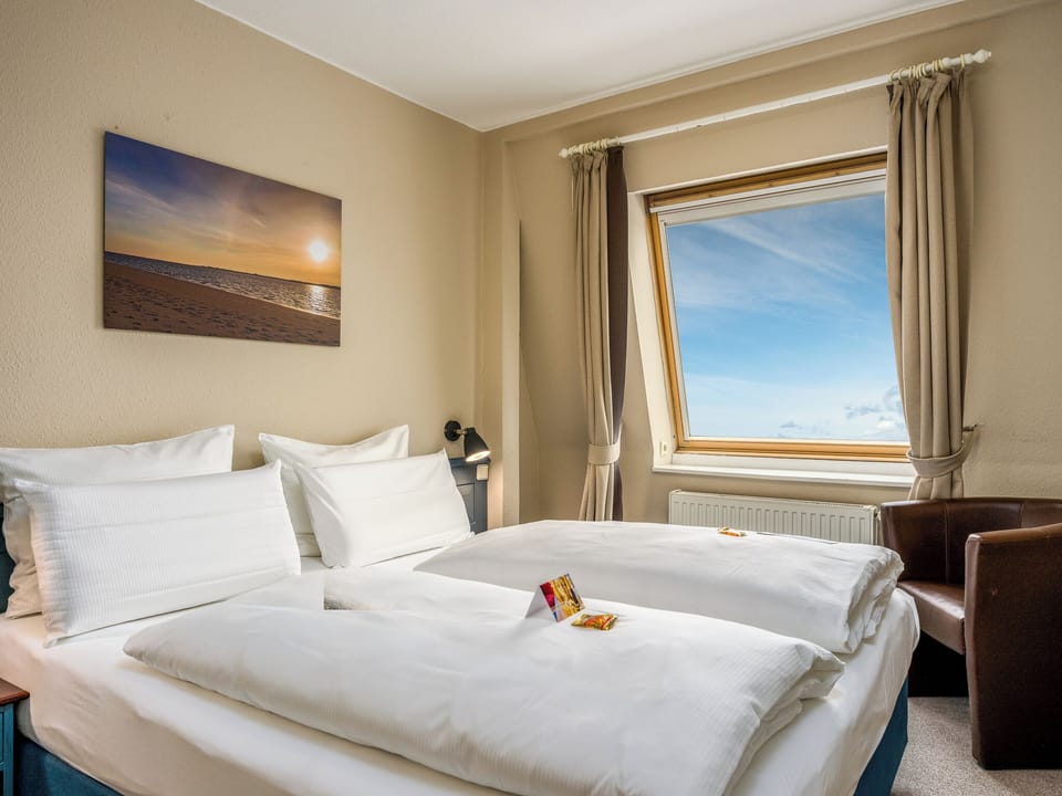 Minibar, in-room safe, desk, iron/ironing board