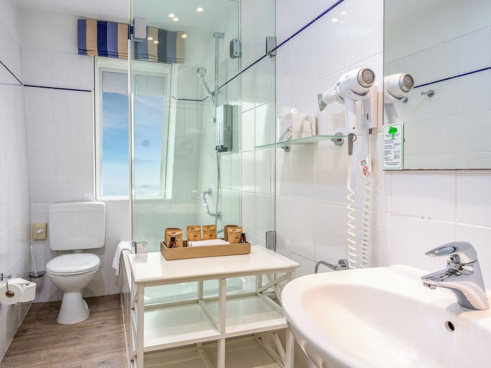 Premium Double Room, Sea View | Bathroom | Shower, free toiletries, hair dryer, slippers