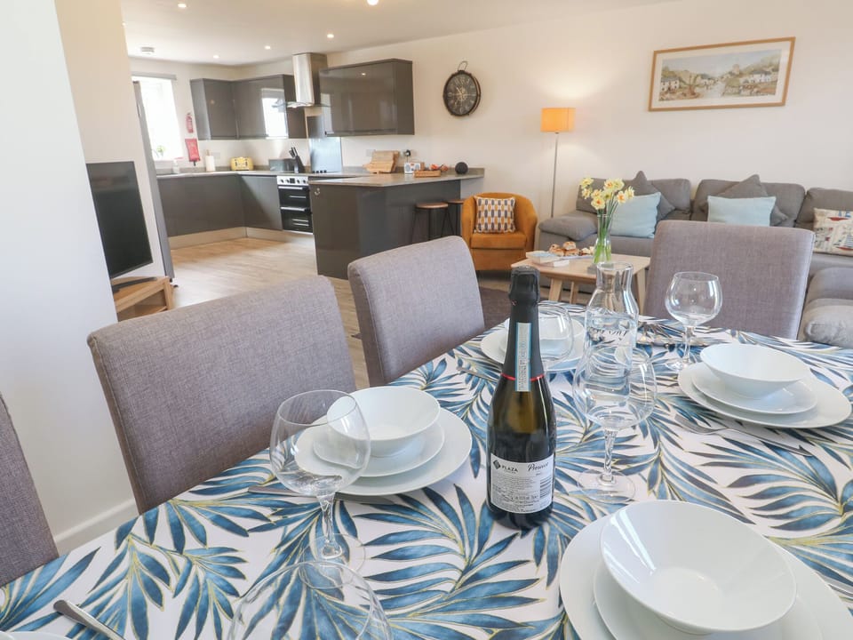 Cottage | Dining