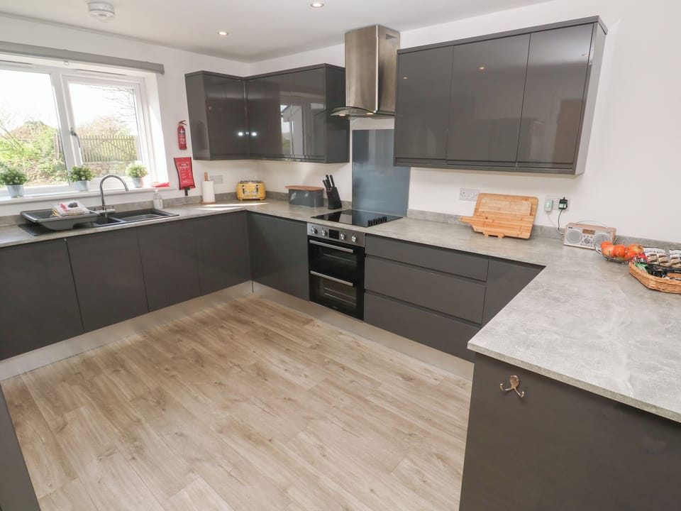 Cottage | Private kitchen | Fridge, dishwasher, electric kettle, toaster