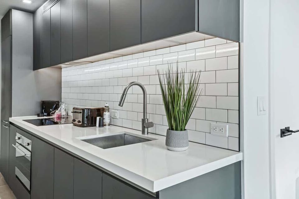 Fully equipped kitchen - Contemporary fully equipped kitchen with stainless steel appliances, a coffee maker, a dishwasher, and a dining table with seating for 4 (perfect for hosting small groups)!
