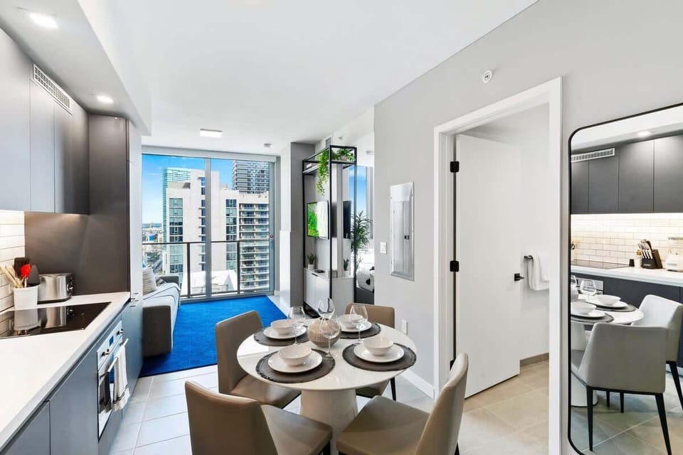 Fully equipped kitchen and dining area - Modern unit and fitted with all the necessary items you need to make it feel like home.