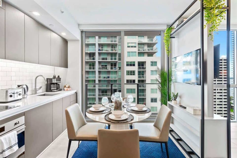 Fully equipped kitchen and dining/living area - Modern and sophisticated kitchen with an aesthetic appeal, where you will find all the necessary appliances if you wish to cook your own meal.