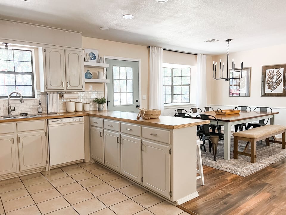 Fully equipped kitchen + dining area 
